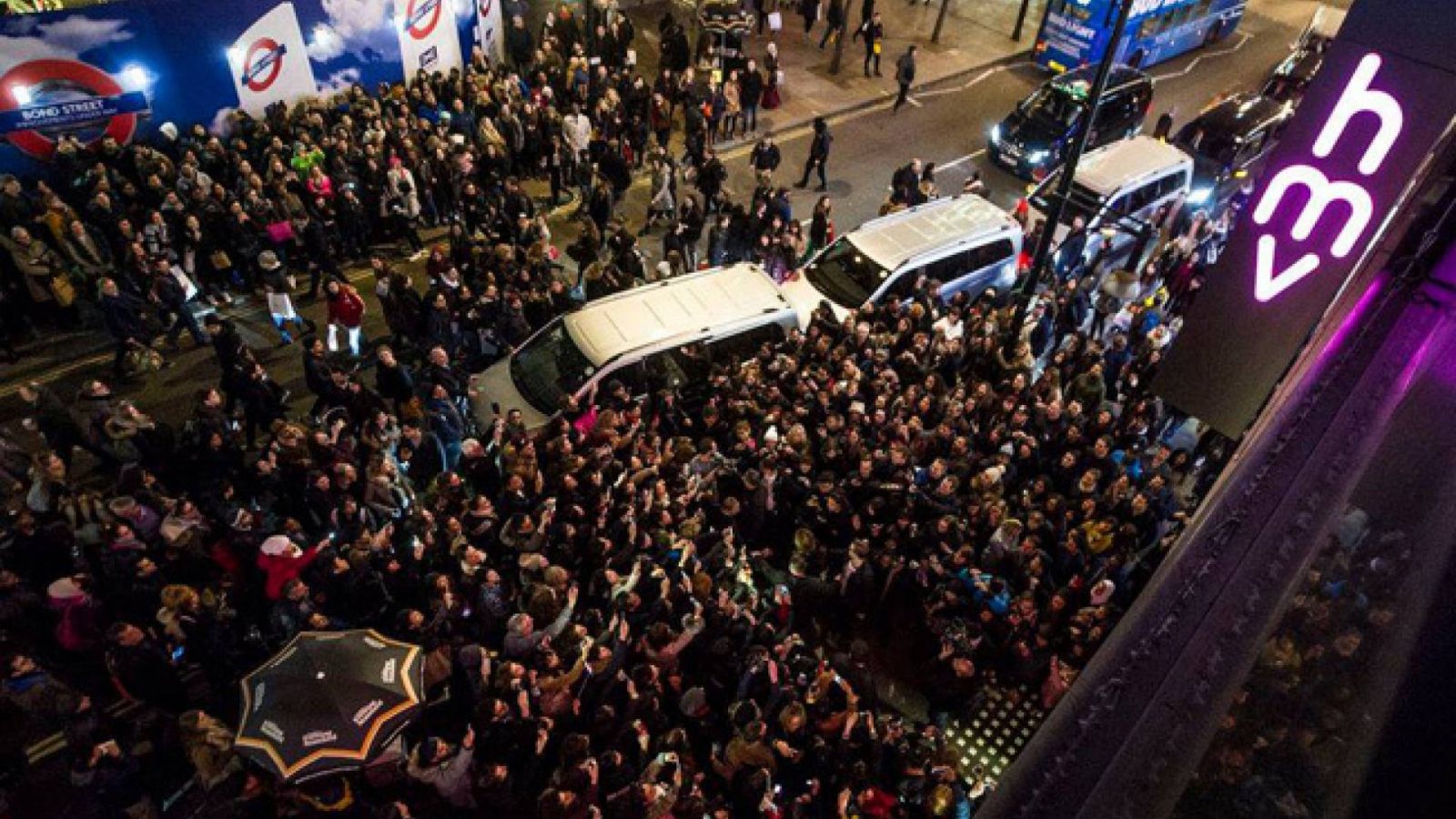 X JAPAN Takes Top Spot on UK Rock Chart, Causes Street Closure for HMV Signing Event © X JAPAN